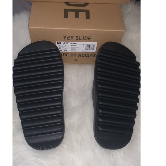YEEZY SLIDE ADULTS “ONYX”
Color: GREY 
Size: 6 (MENS) 7 (WOMENS) - Picture 4 of 5